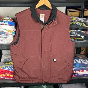 Burgundy Carhartt gilet with black collar and zip up
XL